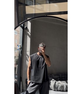 Üst: Oversize kolsuz tişört / Oversize Sleeveless T-Shirt
