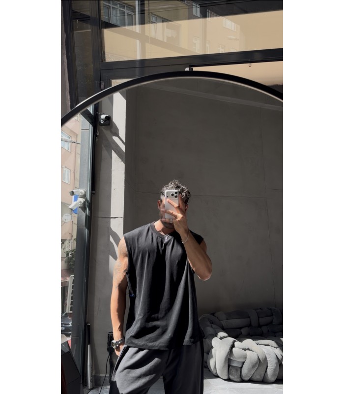Üst: Oversize kolsuz tişört / Oversize Sleeveless T-Shirt
